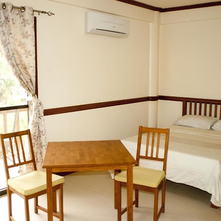 Punta House Hotell Lapu-Lapu City Exteriör bild